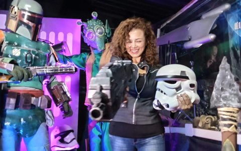 Para quienes buscan qué hacer en Quito, esta experiencia ofrece personajes de Star Wars, maquetas gigantes, trivias y espacios para fotografías.