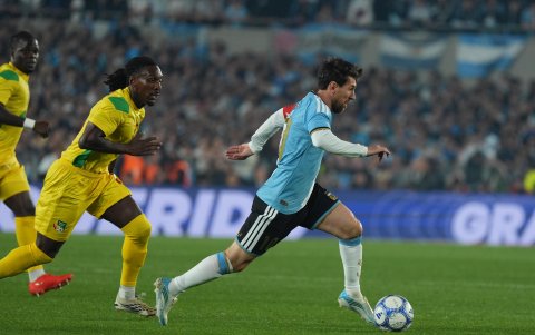 Lionel Messi de Argentina controla el balón en un partido Amistoso Internacional entre Argentina y Benín en el estadio Monumental, en Buenos Aires (Argentina).