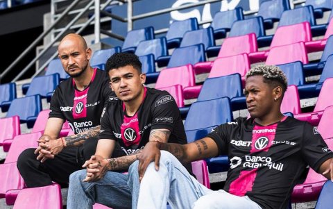 Independiente del Valle modelando la nueva camiseta 2026.