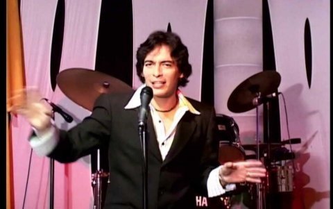 Antes de ganar popularidad en televisión, Shalo ya había construido una trayectoria como cantante e intérprete de baladas románticas.