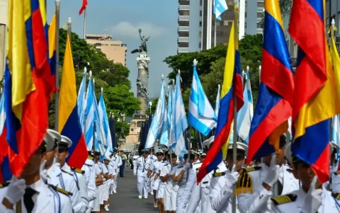 Alrededor de 60 establecimientos educativos, incluidos colegios tradicionales y academias navales, formaron parte de la celebración.