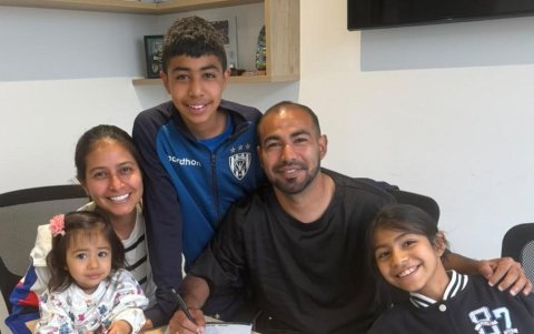 Juniors Sornoza y su familia en la renovación del contrato.