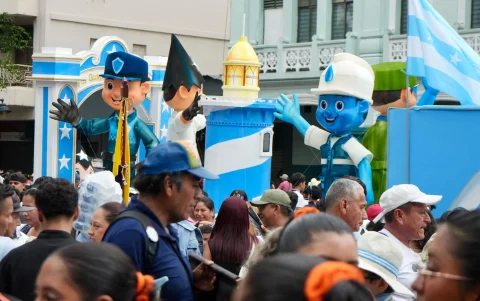Desfile: Siete carros alegóricos recorrieron el centro de Guayaquil durante las celebraciones por sus 206 años de independencia.