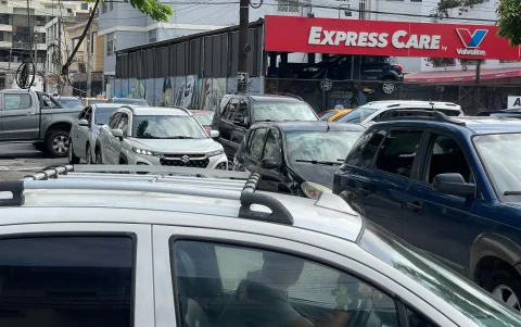 Los semáforos apagados provocaron congestionamientos en diferentes avenidas de Guayaquil durante la mañana de este miércoles.