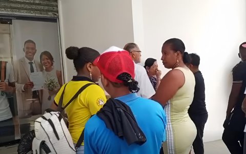 Usuarios esperan en los exteriores del Registro Civil de Esmeraldas sin poder realizar sus trámites debido a la suspensión de la atención por falta de energía eléctrica.