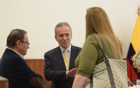 Espinosa aseguró que su caso es muy diferente al de la ministra María Paula Romo, quien se movilizó en un helicóptero ambulancia de la Policía.