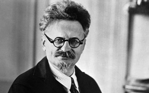 Fue el fundador del Ejército Rojo y pasó a la historia por ser un personaje clave en la Revolución de Octubre en Rusia.