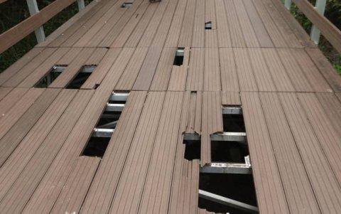 En las rutas que conducen a la ecoaldea hay cavidades que imposibilitan andar en bicicleta a los visitantes.