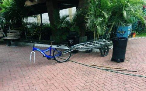 Las bicicletas camilla lucen deterioradas a la vista de los turistas.