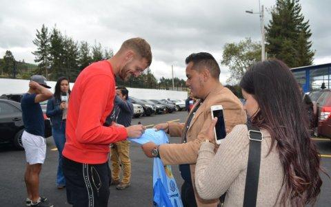 El ambiente al interior de Macará es de mucha tranquilidad. Los jugadores atienden a los hinchas, pero no se descuidan de su entrenamiento. Evitan el exceso de confianza.