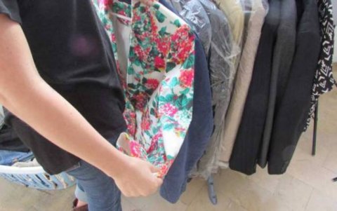 Las prendas de segunda mano son tratadas antes de salir a la venta.