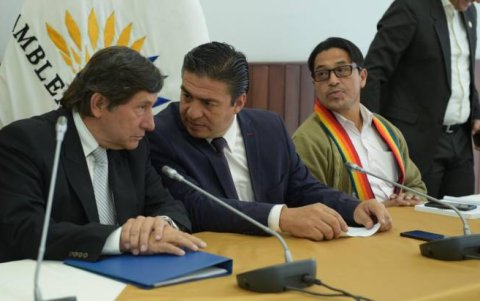 Comisionados. Doris Soliz (RC), César Rohón (PSC), el presidente Fernando Burbano (BADI), Jaime Olivo (PK-BIN) y Carlos Vera (PAIS): cinco de los siete. (Dina Defas / Expreso)