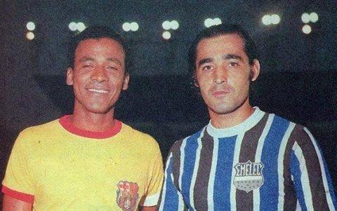 Cabaleiro junto a Alberto Spencer, en un Clásico del Astillero ante Barcelona S.C.