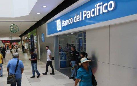 Una de las opciones durante las festividades son las oficinas bancarias en horario diferido..