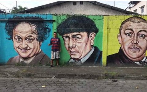 Los ‘Tres Chiflados’ es otra de las seres favoritas de Jhonny, quien posa junto al mural que pintó.