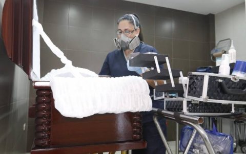 Suele realizar el maquillaje con el cuerpo en el féretro, y solo en casos puntuales lo hace con el cuerpo del fallecido fuera de la caja.