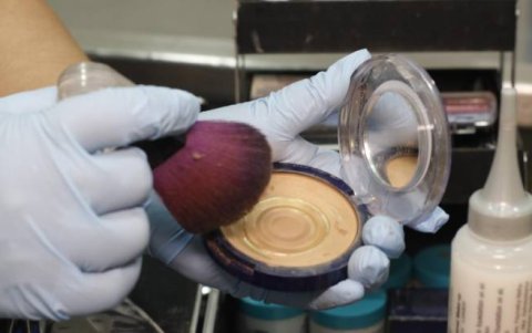 A más del maquillaje utiliza sustancias especiales para la preservación del cuerpo.