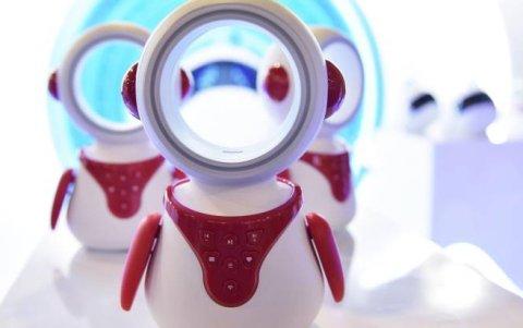 El ZIB-Z Intelligent Robot para niños se ve durante CES 2018 en Las Vegas el 10 de enero de 2018. El dispositivo ofrece varias funciones, entre ellas entretenimiento y educación, incluida la traducción de idiomas