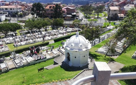 El Cementerio Municipal Patrimonial de Cuenca está ubicado al este de la ciudad.