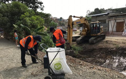 Trabajadores se sumaron a la limpieza.