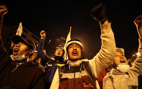 Manifestantes y autoridades celebran el acuerdo logrado entre el Gobierno e indígenas que termina con las protestas en el país.