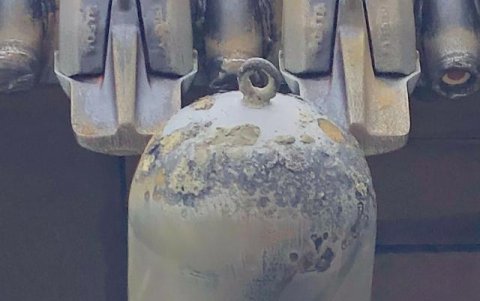 El artefacto pesa aproximadamente de 300 a 400 libras.