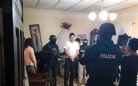 El momento de la detención del sacerdote, José Carlos Tuárez, la madrugada del 28 de noviembre.