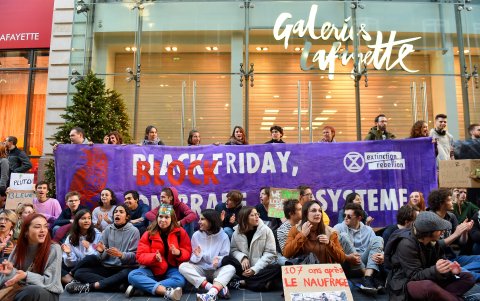 Activistas protestan contra el black friday en Francia.
