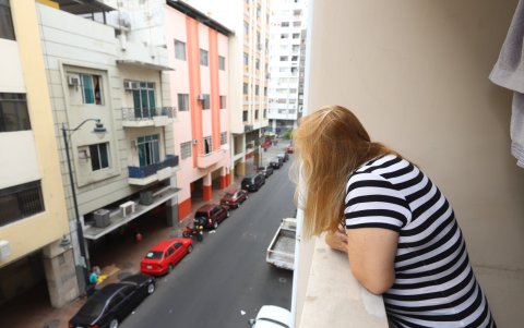 Contaminación auditiva. Mayi Paredes asegura que le gusta el centro para vivir, por eso debe soportar el ruido que generan, no solo los vehículos, sino el comercio.