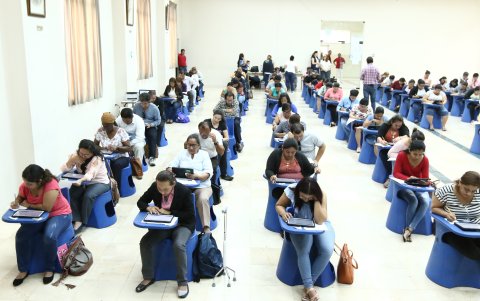 En Guayaquil los maestros rindieron en 13 instituciones educativas.