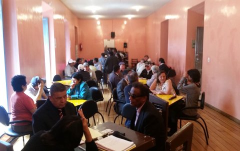 Sociedad. Una reunión de la organización; Vinicio está a la izquierda.