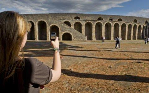 Turista capturando un recuerdo en sitio histórico.
