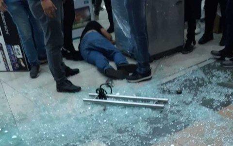 Producto del susto, una persona habría golpeado contra la puerta de uno de los locales.