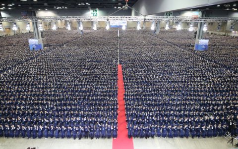 Un total de 103.764 estudiantes se graduaron en la ceremonia.
