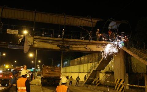 Una plataforma que transportaba una excavadora afectó un tramo del puente, que fue demolido, en agosto de 2018 en la avenida del Bombero.