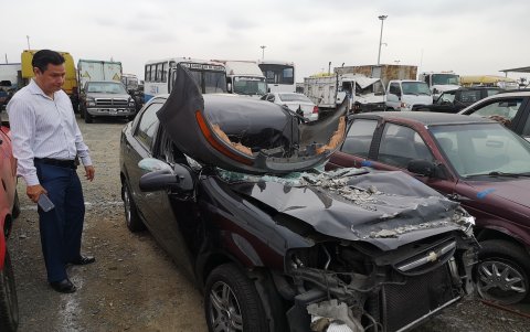 Riesgo. Las condiciones en que quedó el vehículo evidencian el peligro que corrieron el conductor y el pasajero.