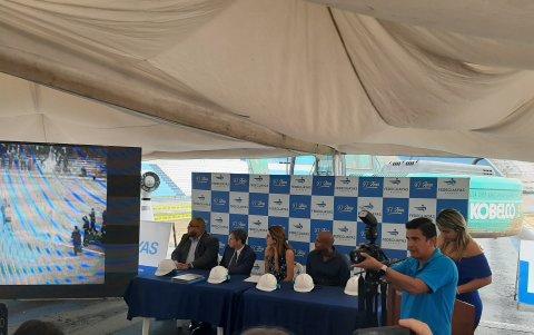 Autoridades y deportistas durante la puesta de la primera piedra oficial