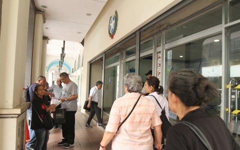 Formularios. Como ya no los da la entidad, hay venta ambulante.