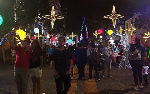 Las luces destacaron a los largo de la Plaza, de casi 210 metros de extensión