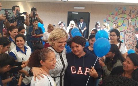La alcaldesa de Guayaquil compartió con algunas de las pacientes del hospital.