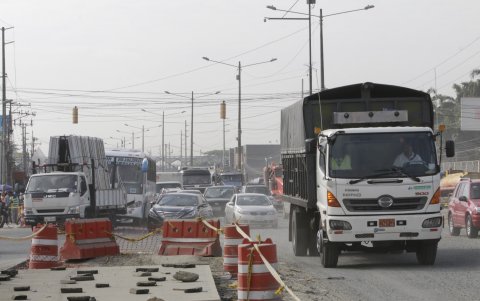Los trabajos se ejecutan por tramos, especialmente de sur a norte. Es uno de los motivos para que los vehículos cambien de carril de manera inesperada.