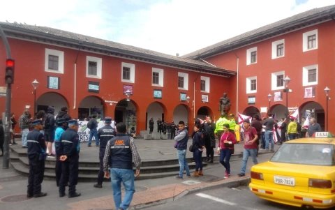 Plaza. Muestra de vandalismo en la Plaza de Sebastián de Benalcázar, donde la estatua amaneció manchada de pintura roja.