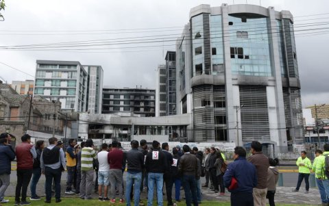 Los sospechosos de haber dañado la infraestructura fueron al lugar resguardados por agentes de Criminalística.