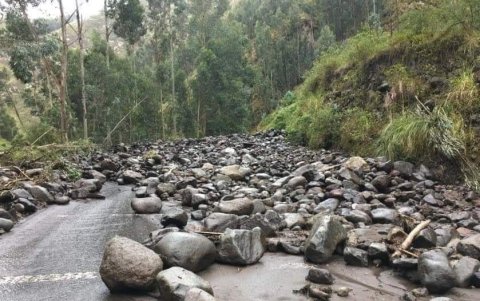 En la vía Guayllabamba, en el tramo de Cochasquí en donde hubo un deslizamiento de gravilla.