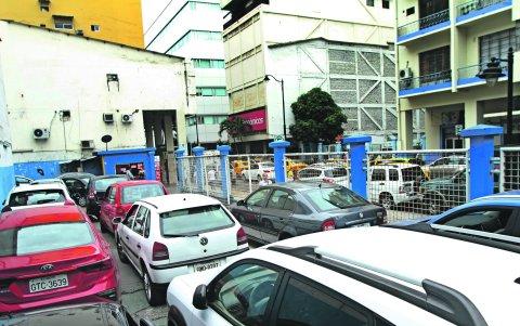 Saturación. Los parqueaderos públicos están saturados en el centro de la ciudad.