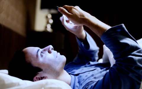 Si es de los que usa de esta manera el teléfono, cuidado con una fractura en la nariz.