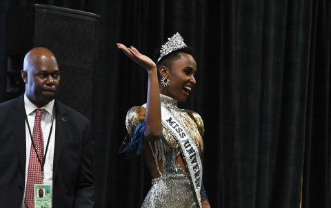 Zozibini Tunzi se impuso  a la puertorriqueña Madison Anderson