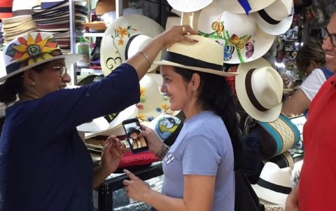 En uno de los locales de venta de sombreros, 'engríen' a la clientela, mostrándole la variedad de modelos y estilos.