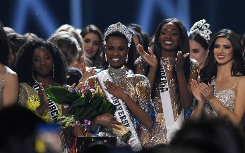 Anuncio y coronación de Zozibini Tunzi como la nueva Miss Universo.