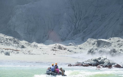 Unas imágenes retransmitidas en directo del volcán mostraban a más de media decena de personas caminando por el borde del cráter antes de la erupción.